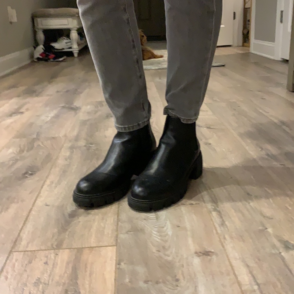 Like new worn only a few times , lug sole .